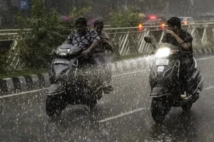 Rain-night-scooter-edi