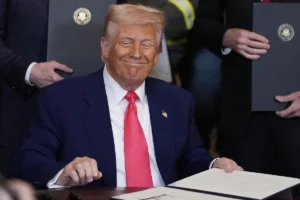 Donald-trump-table-AP-edi