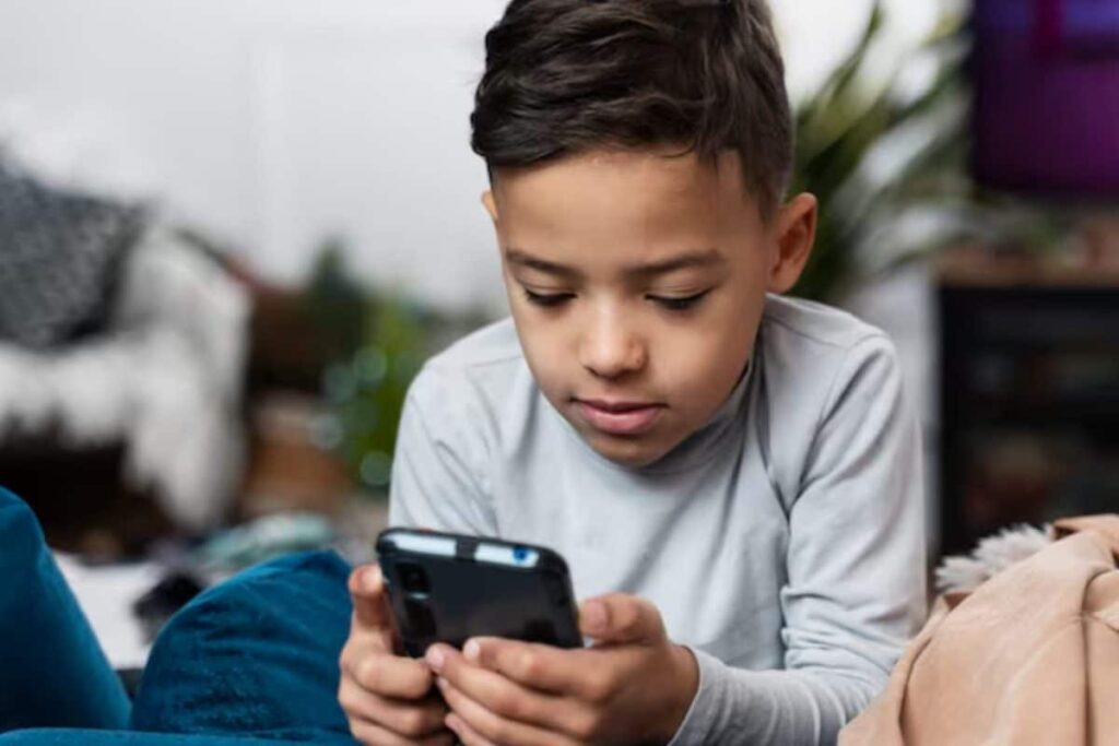 phone-using-kid-2026-02-89c21b90702e3855cda4c0f830f4643d-3x2-1