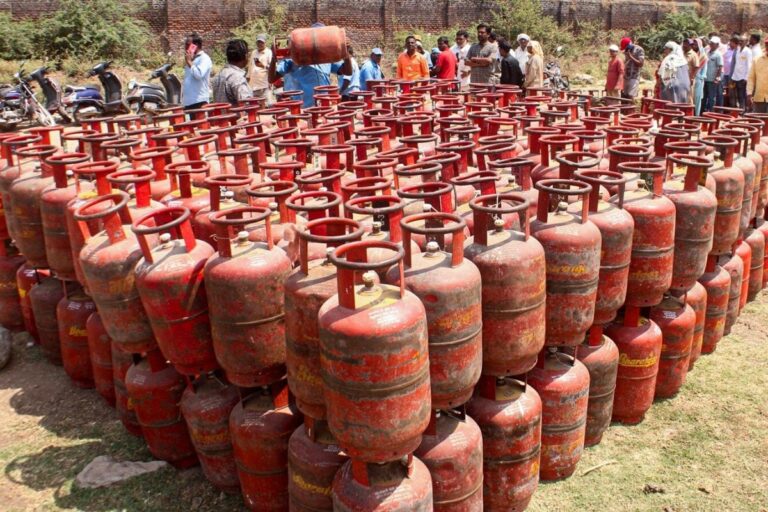 1773974599_IndianOil-Assures-LPG-Supply-Is-Safe-Urges-Consumers-to-Avoid-Panic-Gas-Cylinder-Bookings-1-2026-03-ec2fd1b5db2af45dcbf0054c30a215f3-1200x800-1