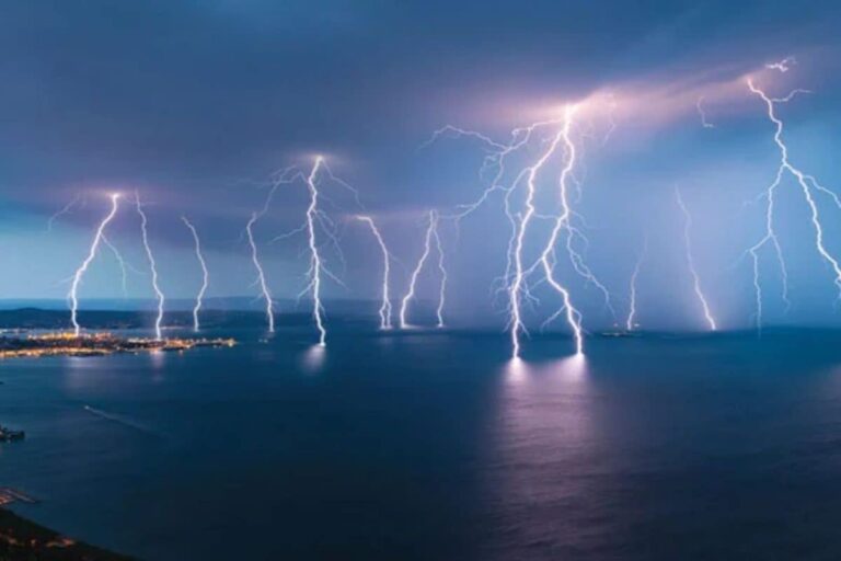 lightning-strikes-the-ocean-2-2026-05-6c475bf7d2103c3d6912313e7a2cffce-1200x800-1