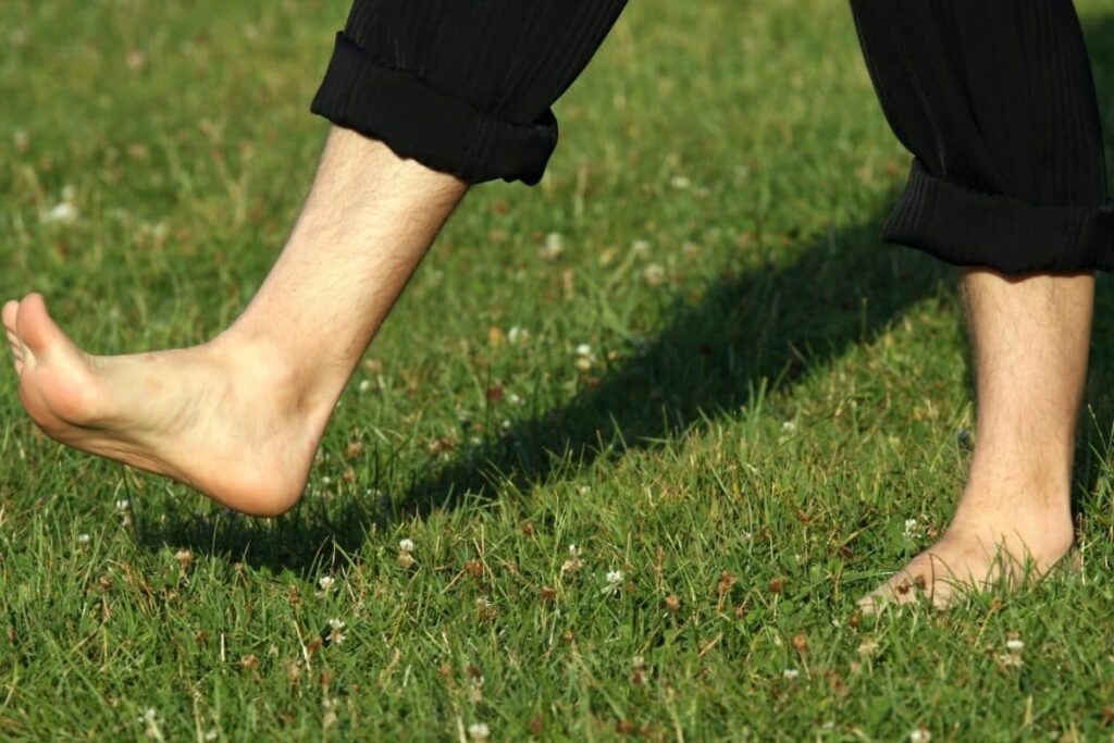 walking-barefoot-9-2026-10-9c19b38059f2dbe1a1759a8fe72e51fd-1200x800-1